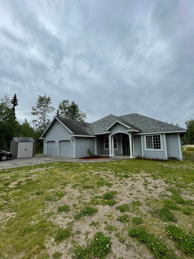 Building Photo - Beautiful 3 Bedroom Single Family Home With 2 Car Garage!
