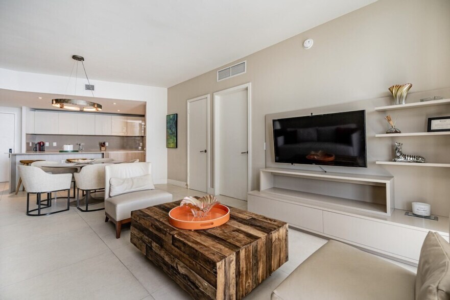 Building Photo - 4011 S Ocean Dr