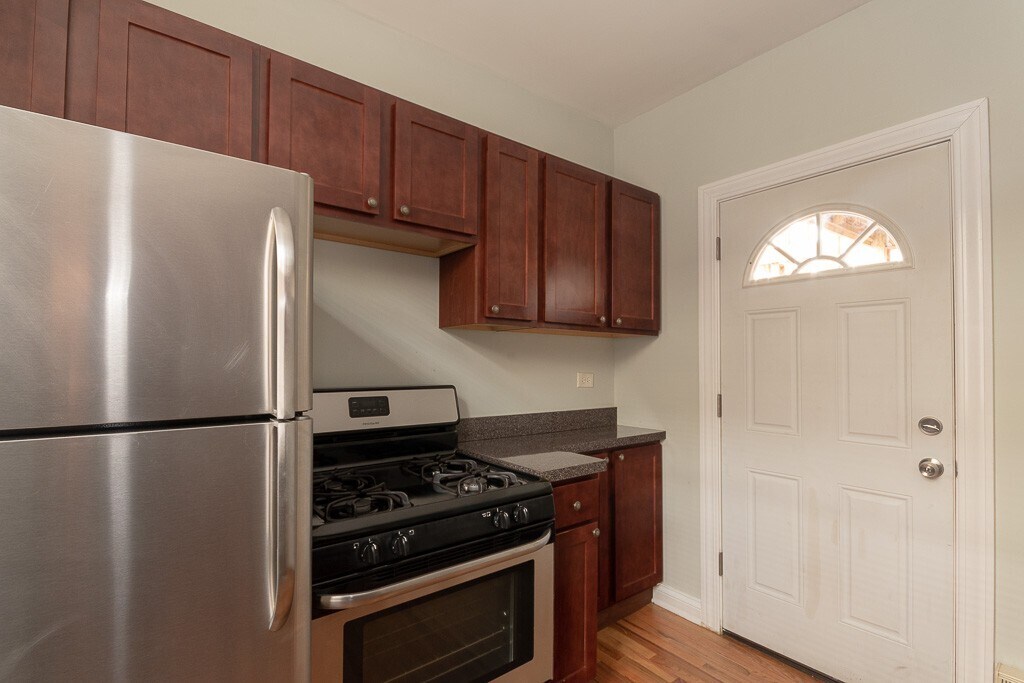 Building Photo - 4329 N Wolcott Ave
