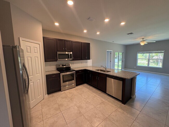 Building Photo - 3 Bed, 2 Bath Home with Screened Lanai & S...
