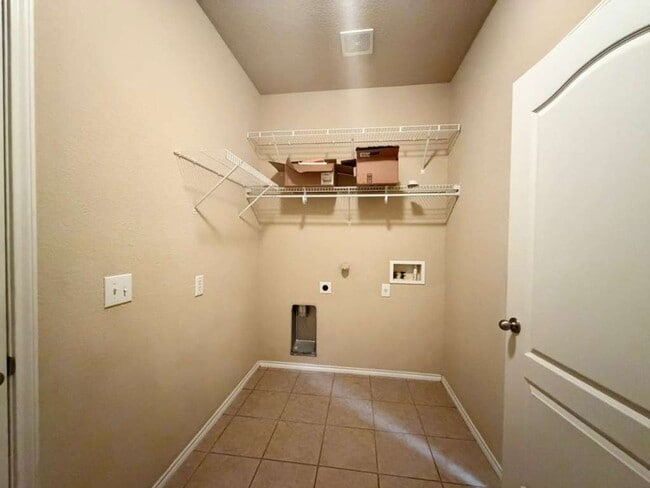 Building Photo - Discover Spacious One-Story Living in Mockingbird Heights!