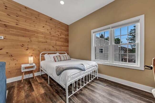 Building Photo - Furnished 1-Bedroom Upper Apartment on Main St