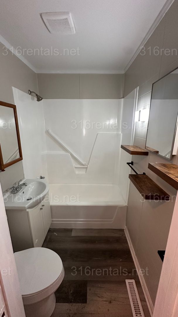 Building Photo - $950 2 bedroom / 1 bathroom - Single Family Home