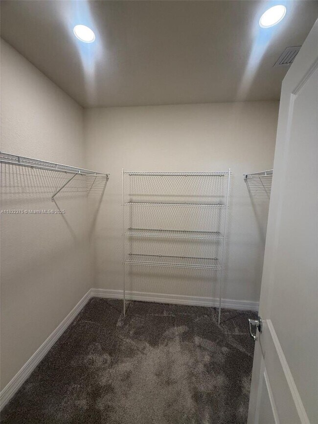 Building Photo - 3141 Tamarind Dr