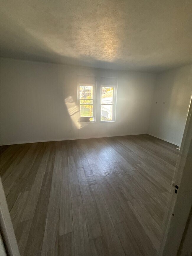 Building Photo - **3-Bedroom, 2-Bathroom House for Rent**