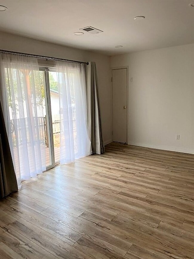 Building Photo - Live in West Redding!!