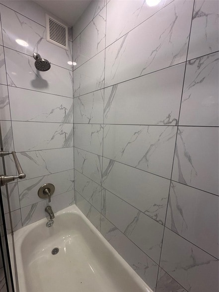 Building Photo - 1447 E 95th St