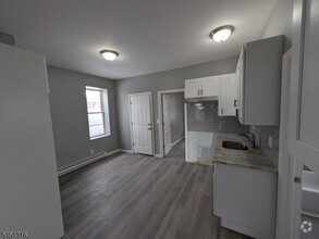 Building Photo - 413 River Dr
