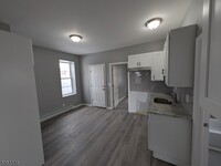 Building Photo - 413 River Dr