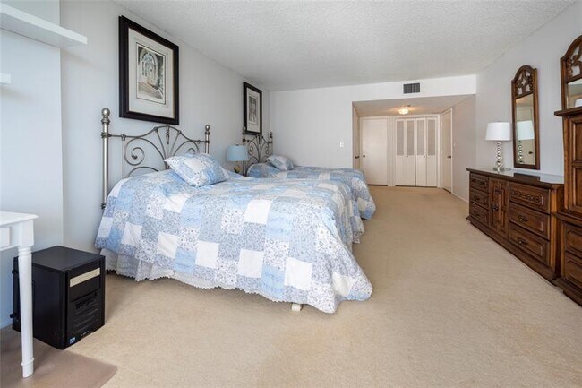 Building Photo - 4020 Galt Ocean Dr