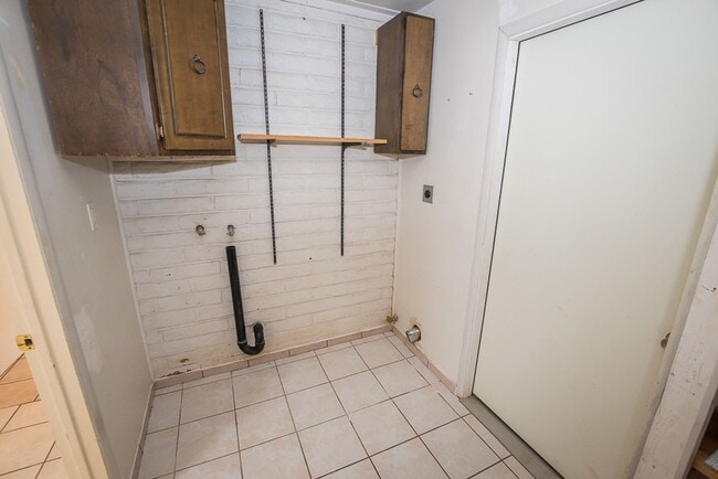 Building Photo - Spacious 3 Bedroom, 2 Bath Home with Updat...