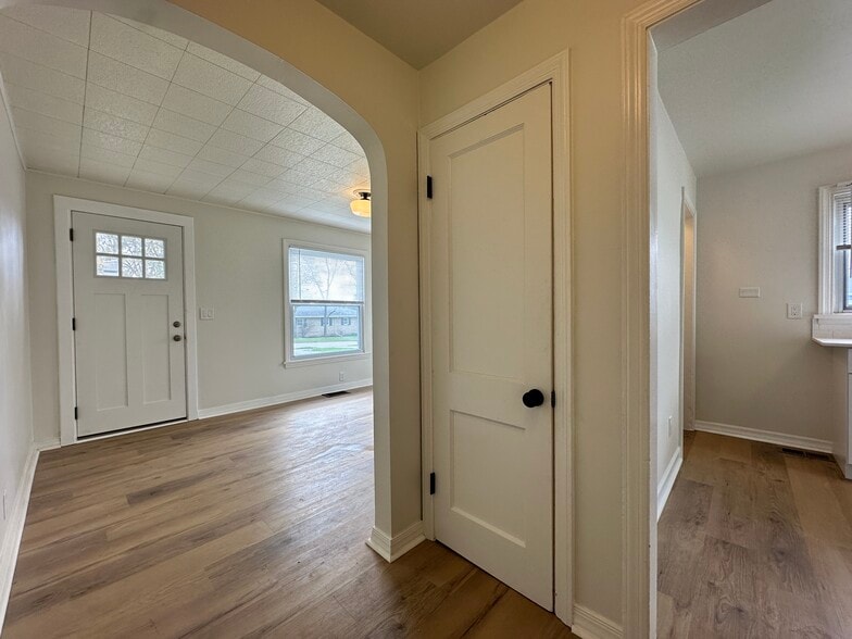 Building Photo - 307 S 5th Ave