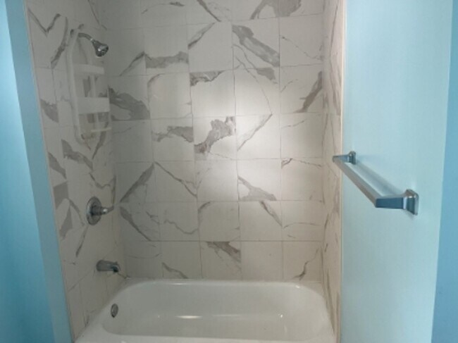 Building Photo - 2 Bed Available now!