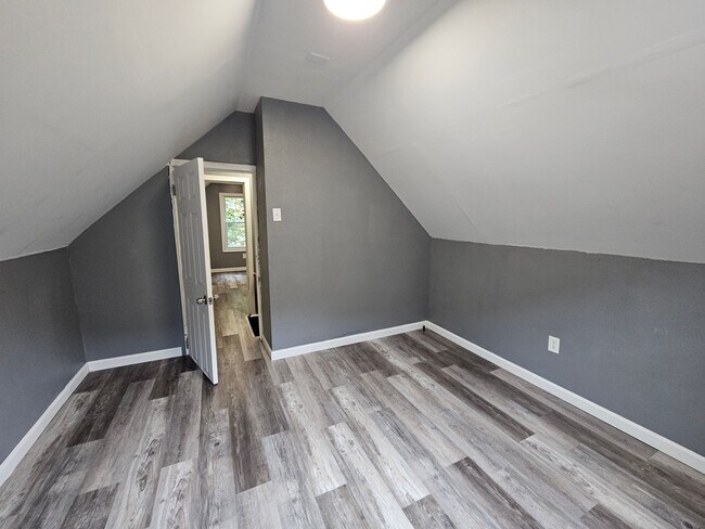 Building Photo - Spacious 5 bedroom 1.5 bathrooms for rent in Hays!