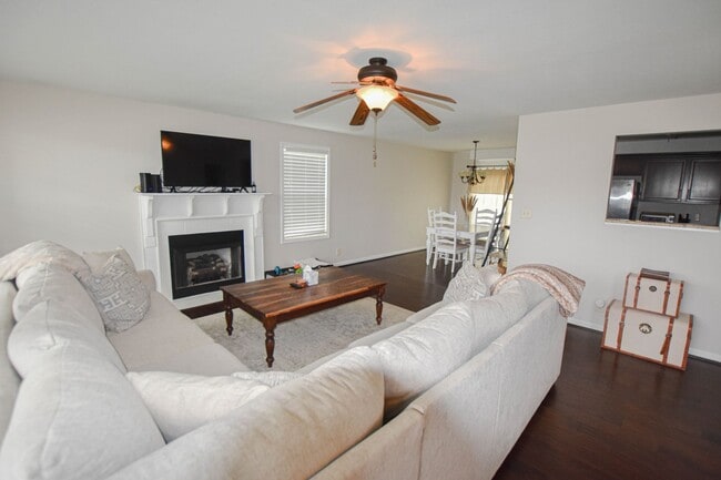 Building Photo - Pet Friendly Three Bedroom with Bonus!