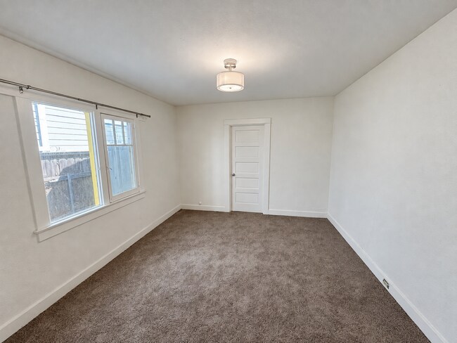Building Photo - 1339 E Santa Clara St
