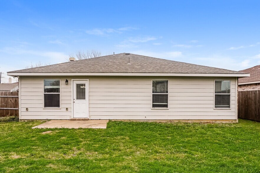 Building Photo - 2724 Woodlake Pkwy