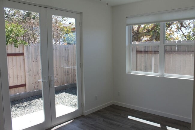 Building Photo - New and clean rear unit in duplex