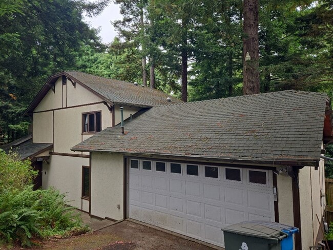 Building Photo - Pet Friendly! Redwood views! 3-bedroom hom...