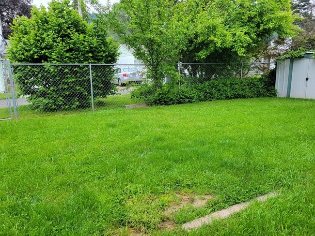 Building Photo - 1685 Cloverlawn Dr