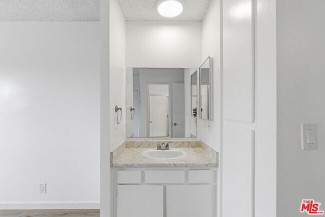 Building Photo - 711 Machado Dr