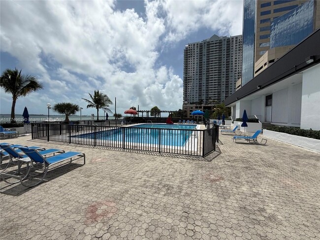 Building Photo - 801 Brickell Bay Dr