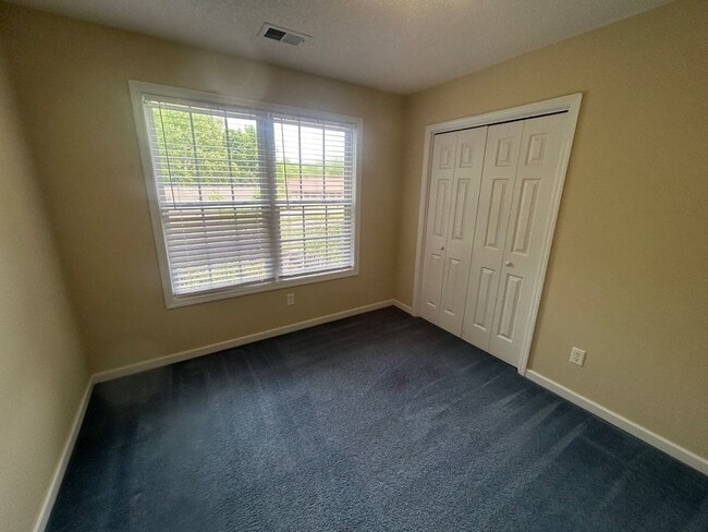 Building Photo - 208 Charles Towne Ct