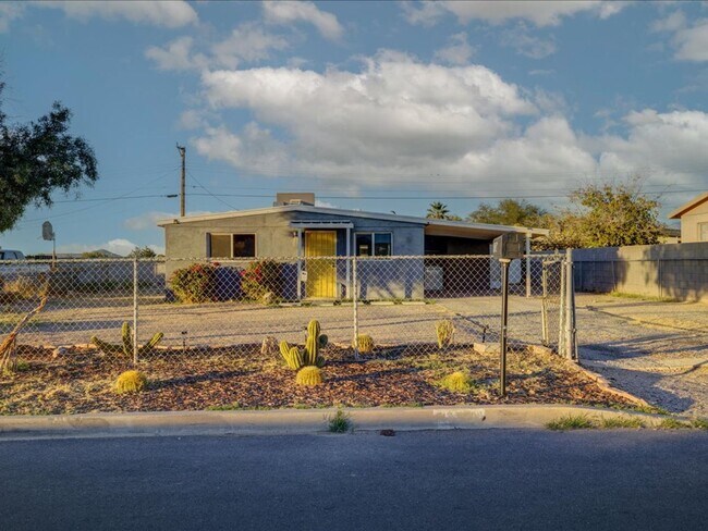Building Photo - 3 Bedroom 1 Bathroom