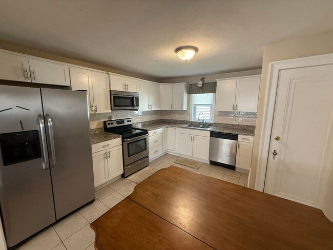 Building Photo - Beautiful 3 Bed, 2 Bath Single Family Colonial for Rent in New Britain!