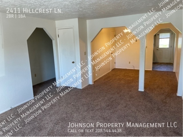 Building Photo - 2411 Hillcrest Ln