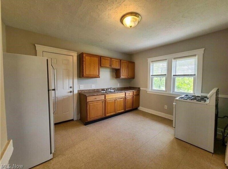 Kitchen - 4025 E 144th St