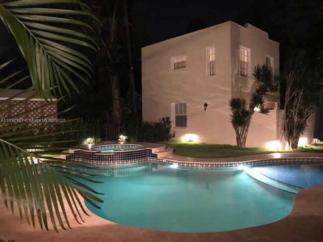 Building Photo - 327 Menores Ave