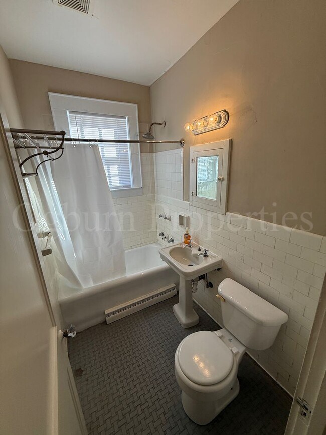 Building Photo - 202 N Hawthorne Rd