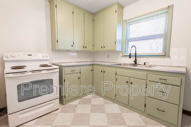 Building Photo - 6123 Hadley St