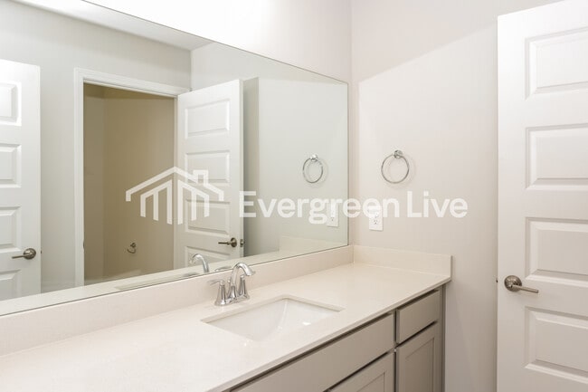 Building Photo - 16907 Whispering Pnes Dr