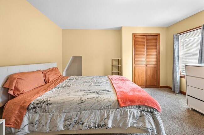 Building Photo - 50 Temple St