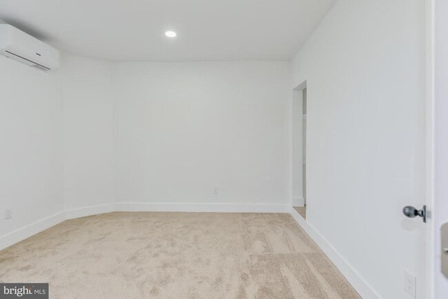 Building Photo - 745 Kenyon St NW