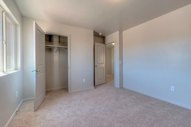 Building Photo - 4 Bedroom End Unit in Sienna Hills! Small Dog Friendly!