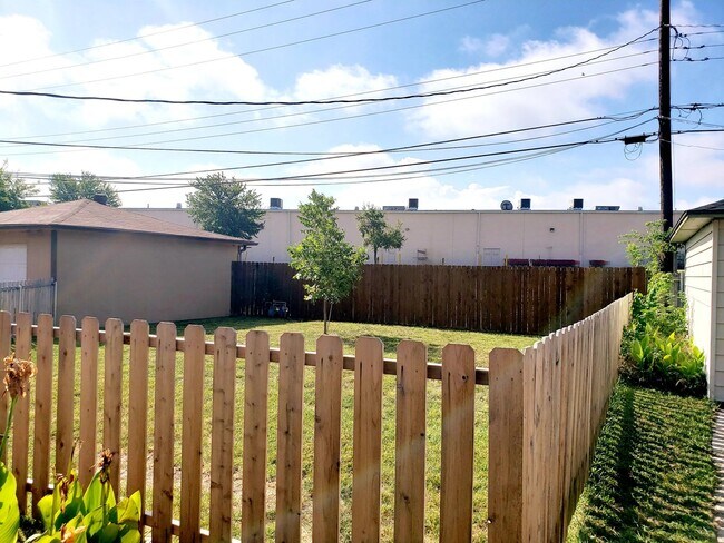Building Photo - 2 Bedroom, 2 Bath Duplex in Lochwood