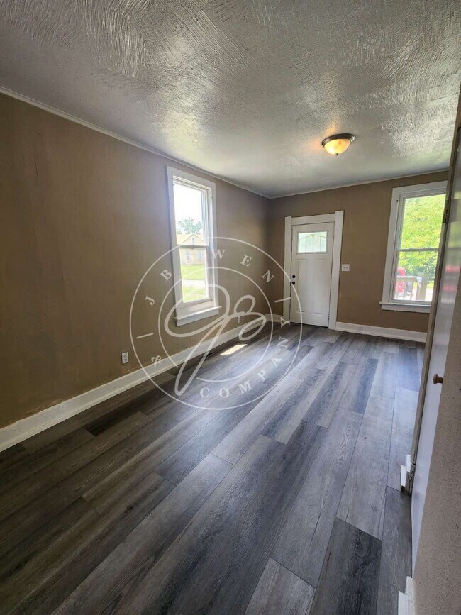 Building Photo - 3 bed 1 bath ready to call home! $400 depo...
