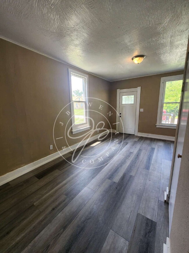 Building Photo - 3 bed 1 bath ready to call home