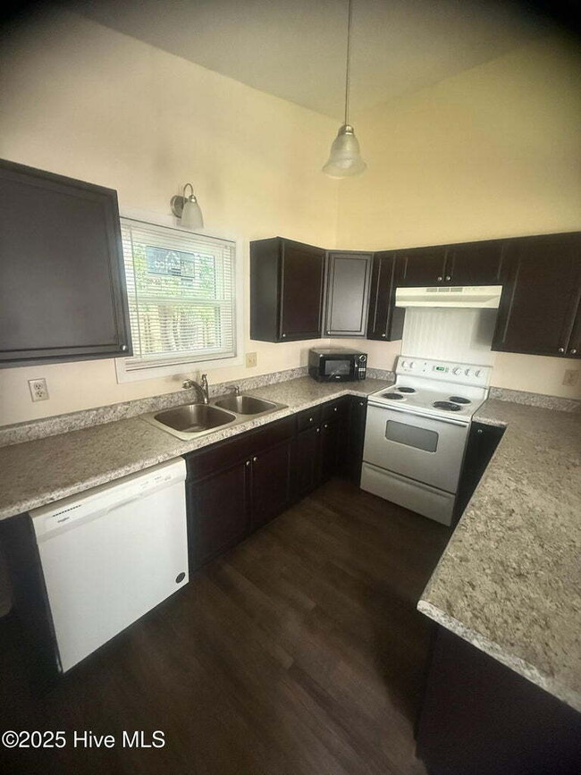 Building Photo - 137 Twinwood Dr