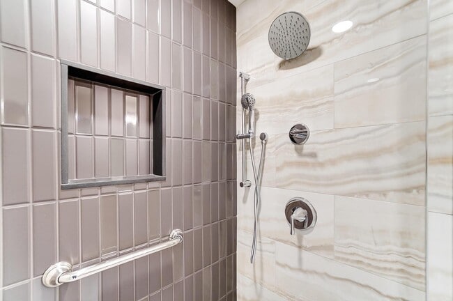 Building Photo - 557 S Grant Ave