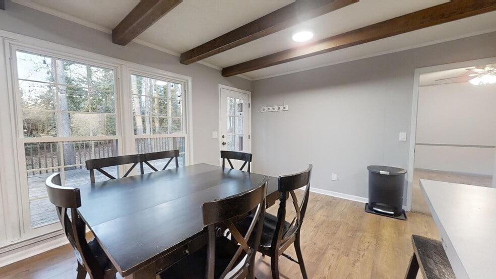 Building Photo - Spacious Home Conveniently Located close to Auburn High School