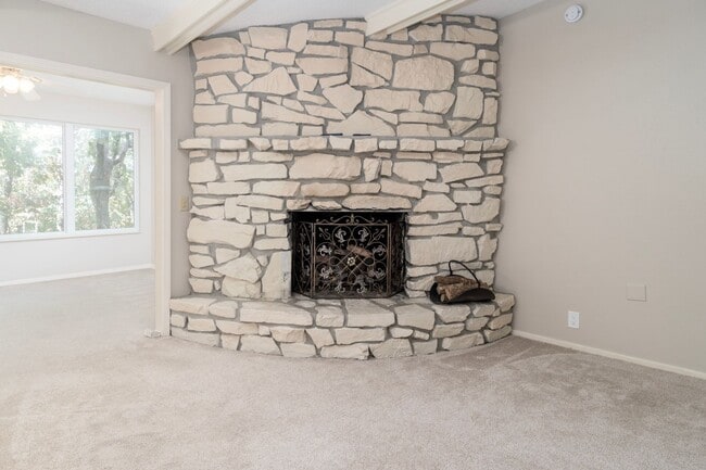 Building Photo - 2 Bedroom, 2 Bath Home on a wooded lot in ...