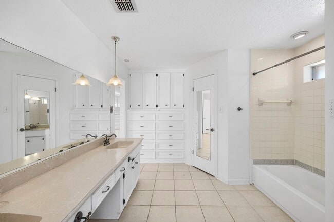 Building Photo - 14014 Briar Pl Dr