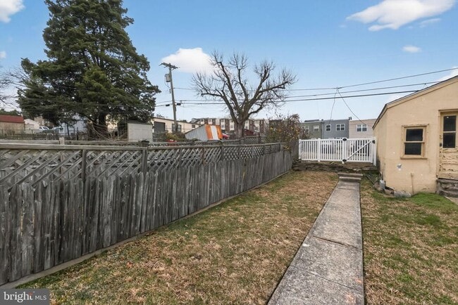 Building Photo - 354 E 6th Ave