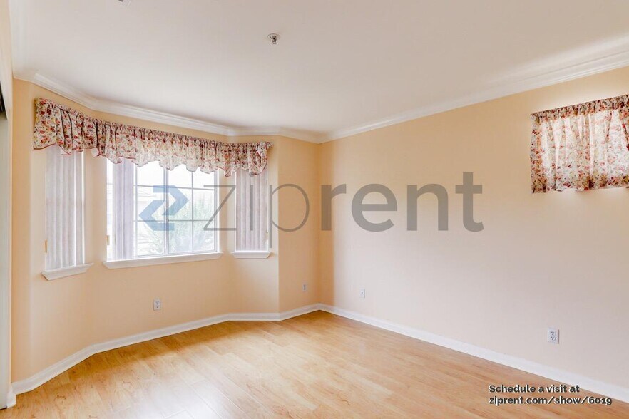 Building Photo - 333 S Orange Ave