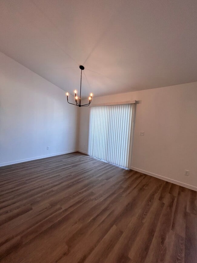 Building Photo - 3 Bed 3 Bath TownHome