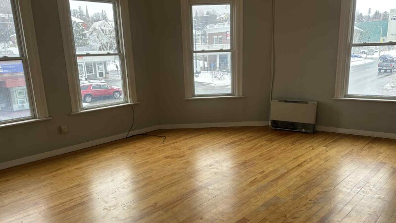 Building Photo - 462 Railroad St